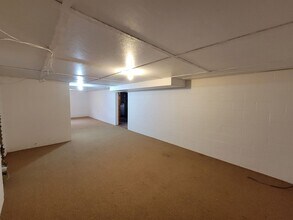 402 Beverly Hills St in Waterloo, IA - Building Photo - Building Photo