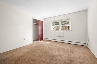 35 Deerfield Ct, Unit E in East Hartford, CT - Foto de edificio - Building Photo