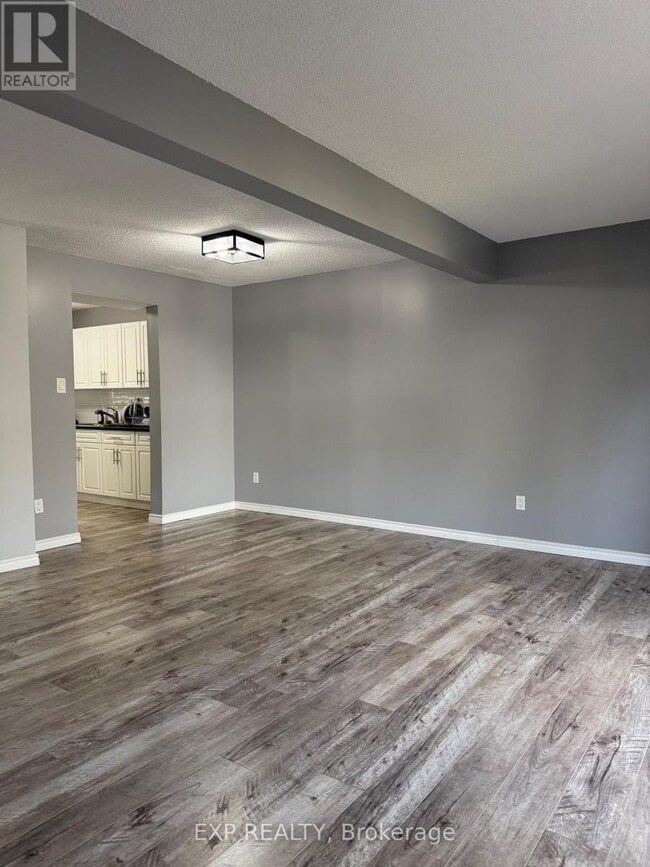 255 Northlake Dr in Waterloo, ON - Building Photo - Building Photo