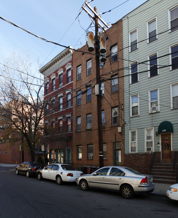 231 CLINTON St in Hoboken, NJ - Building Photo