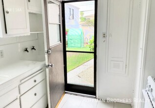 2220 Ocean Park Blvd in Santa Monica, CA - Building Photo - Building Photo