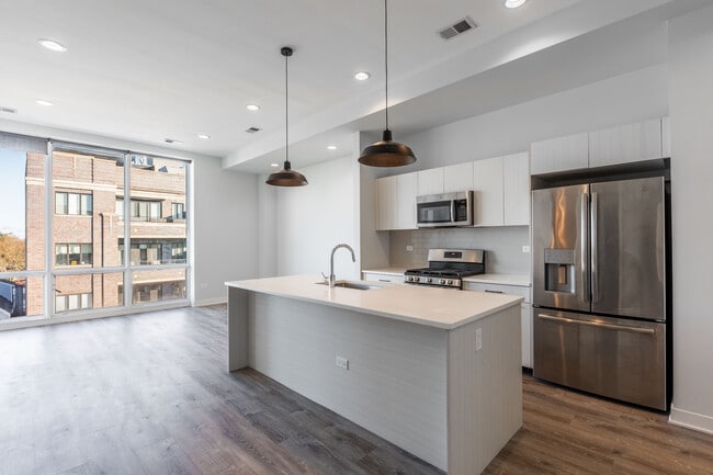 2250 W Lawrence Ave, Unit 402 in Chicago, IL - Building Photo - Building Photo