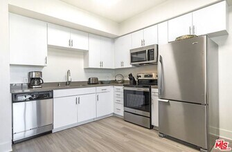 521 W Colorado St in Glendale, CA - Building Photo - Building Photo