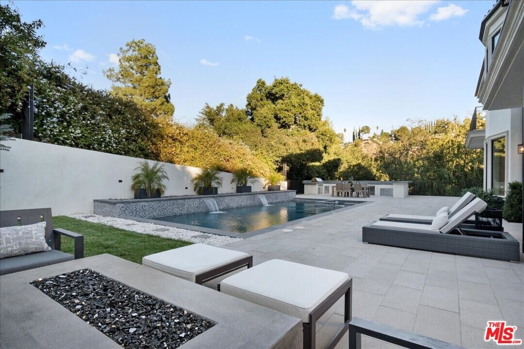 4351 Vanalden Ave in Los Angeles, CA - Building Photo