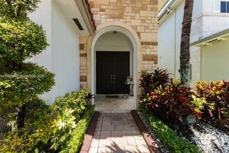 10560 NW 69th Terrace in Doral, FL - Building Photo - Building Photo