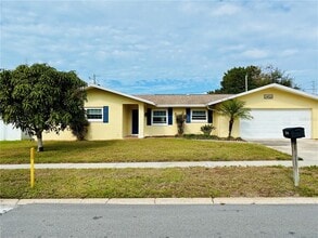 14025 Yacht Club Blvd in Seminole, FL - Building Photo - Building Photo