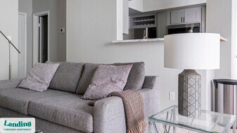 2500 Woodland Park Dr, Unit J302 in Houston, TX - Building Photo