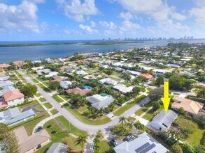 807 Easterly Rd in North Palm Beach, FL - Foto de edificio - Building Photo