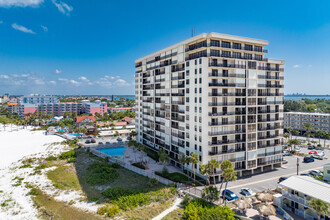 San Seair in St Pete Beach, FL - Foto de edificio - Building Photo