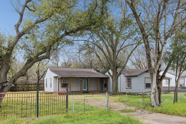 2326 28th Ave N in Texas City, TX - Building Photo - Building Photo
