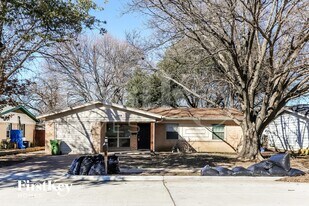 1839 Wynn Terrace in Arlington, TX - Building Photo