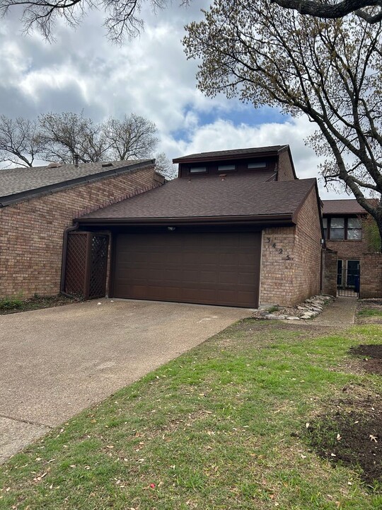 3425 Courtyard Cir in Farmers Branch, TX - Foto de edificio