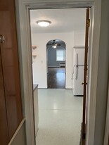 47 Quaker Ln S, Unit 2 in West Hartford, CT - Building Photo