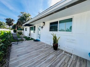 5678 Silvian Rd in West Palm Beach, FL - Foto de edificio - Building Photo
