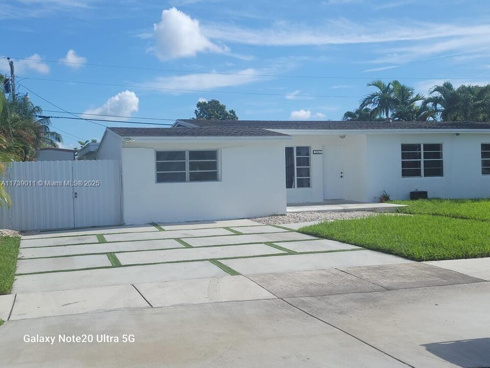 1241 W 60th Terrace in Hialeah, FL - Building Photo