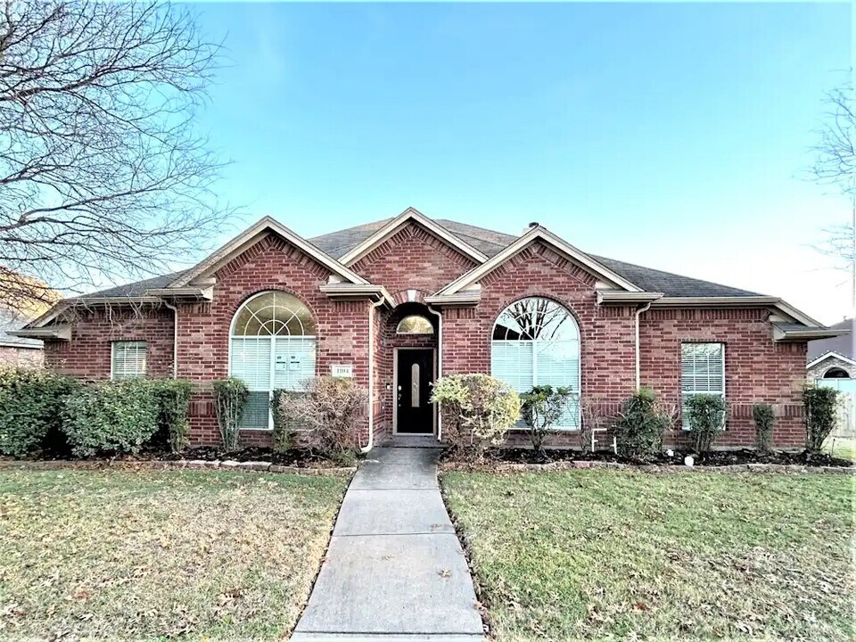 1103 Miramar Ave in Desoto, TX - Building Photo