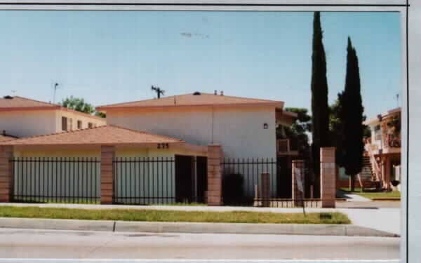 275 E 49th St in San Bernardino, CA - Foto de edificio - Building Photo