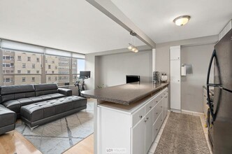 3950 N Lake Shore Dr, Unit 2022 in Chicago, IL - Building Photo - Building Photo