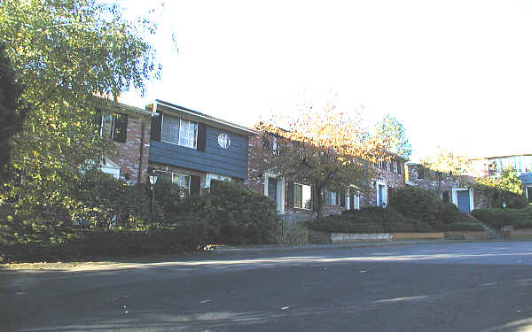 The Williamsburg Apartments in Tigard, OR - Foto de edificio - Building Photo