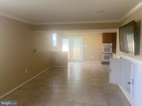 8050 Settle Ct, Unit B in Waldorf, MD - Foto de edificio - Building Photo