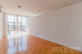 LUXURY 2 Bed LOFT in Queens! in Queens, NY - Building Photo - Building Photo