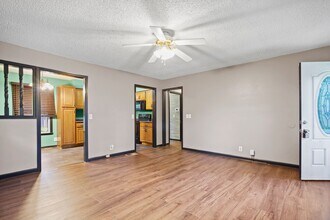 8141 Bonnafair Dr in Nashville, TN - Foto de edificio - Building Photo