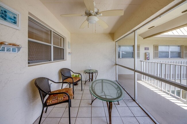 909 SE 46th Ln, Unit 909 SE 46th Ln Unit 202 in Cape Coral, FL - Foto de edificio - Building Photo