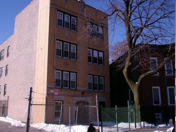 Logan Square Apartments in Chicago, IL - Building Photo