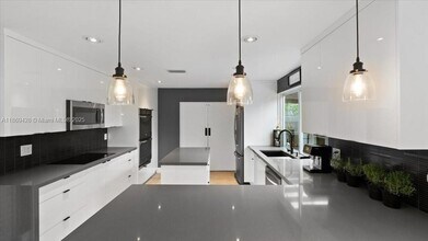 18701 Shauna Manor Dr in Boca Raton, FL - Building Photo - Building Photo