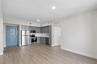 1559 NW 15th Street Rd, Unit 301 in Miami, FL - Building Photo - Building Photo