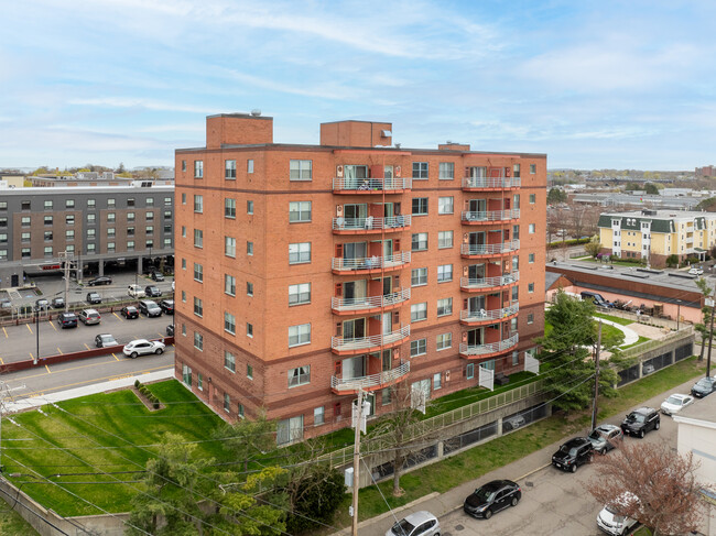 The Montclair Condominiums in Quincy, MA - Foto de edificio - Building Photo