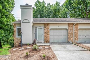 1728 Stone Hedge Dr in Knoxville, TN - Building Photo