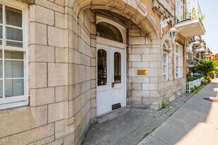 Le Louis IX in Montréal, QC - Building Photo