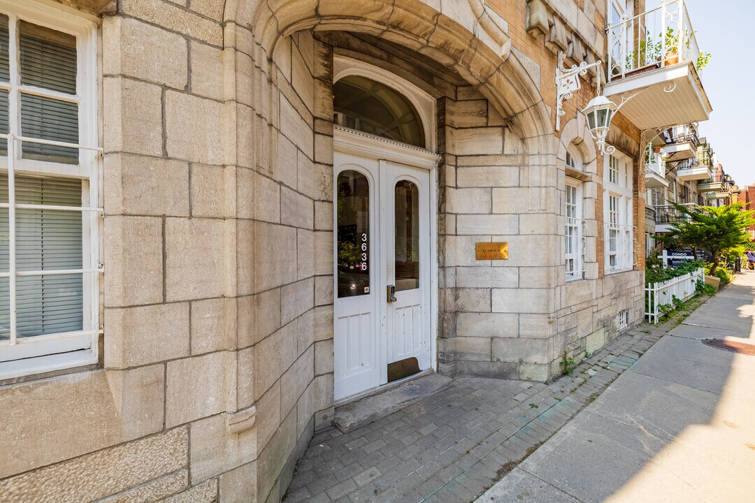 Le Louis IX in Montréal, QC - Building Photo