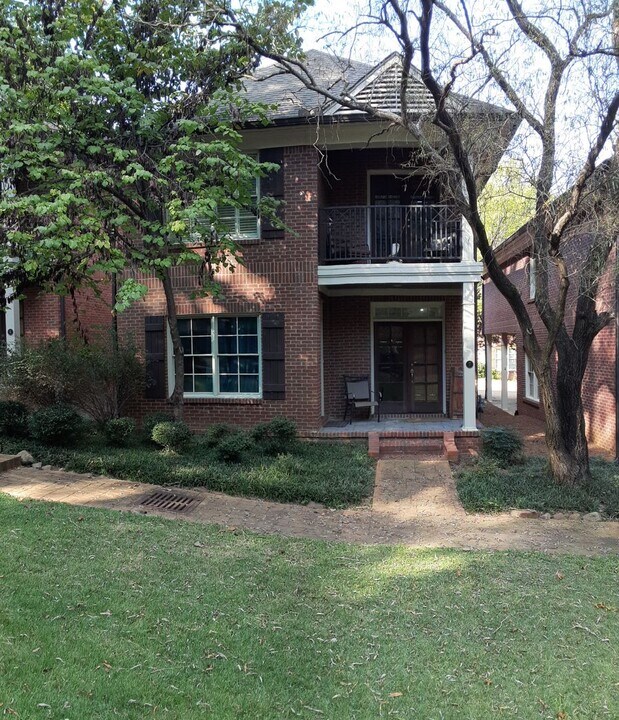 1524 E Jackson Ave in Oxford, MS - Building Photo