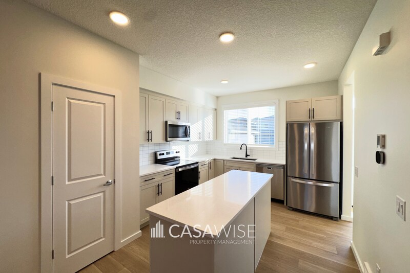 8127-8228 228 St NW in Edmonton, AB - Building Photo