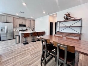 576 N Cindy Ln in Clovis, CA - Building Photo - Building Photo