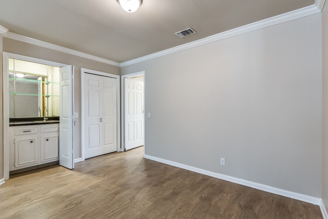 5359 Fredericksburg Rd in San Antonio, TX - Building Photo