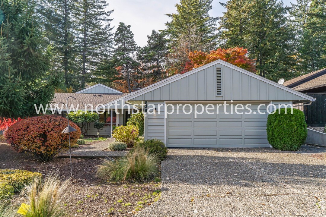 236 Greenridge Dr in Lake Oswego, OR - Building Photo