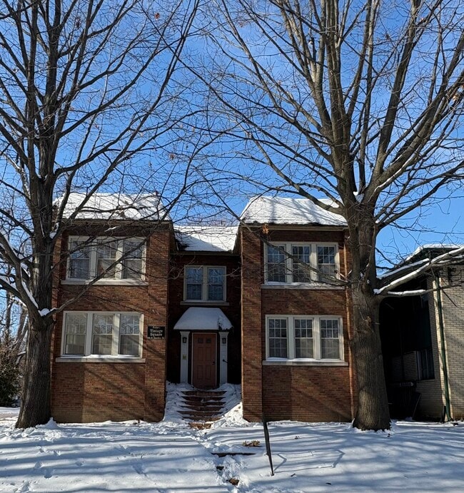 property at 905 N Sheridan Rd