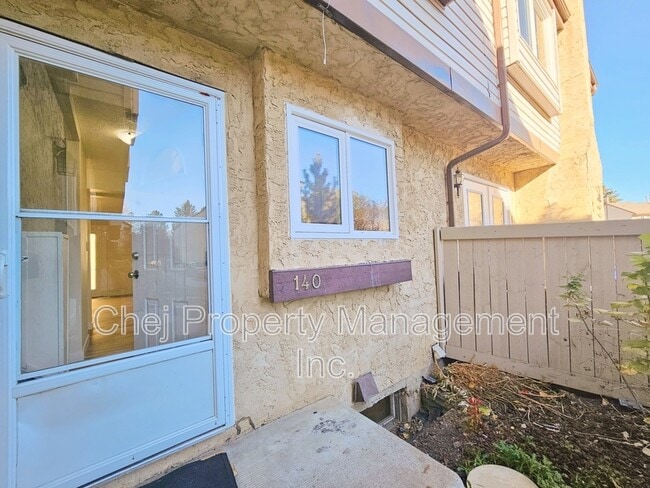 140 Royal Terrace NW in Edmonton, AB - Building Photo - Building Photo
