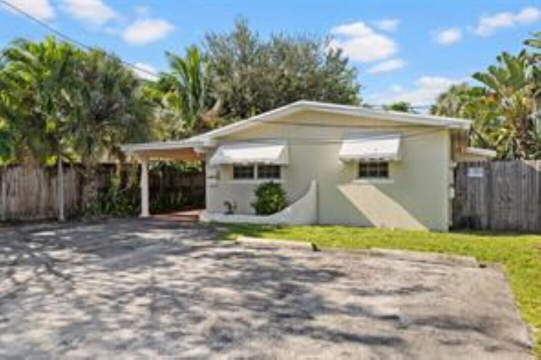 1017 NE 23rd Dr, Unit 1 in Wilton Manors, FL - Building Photo