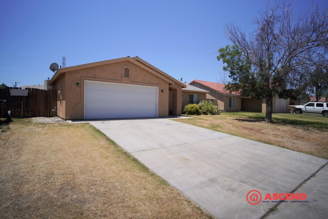 1903 Verbena Dr in Bakersfield, CA - Building Photo