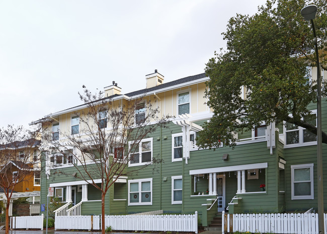 Oak Court Apartments in Palo Alto, CA - Foto de edificio - Building Photo