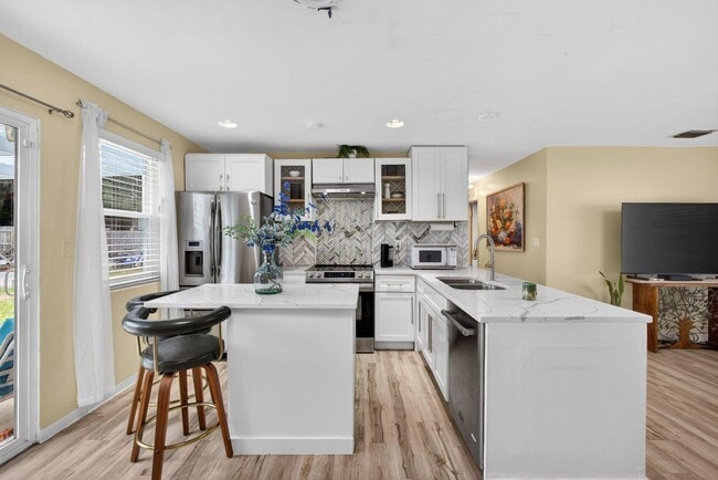 property at 140 W 31st St