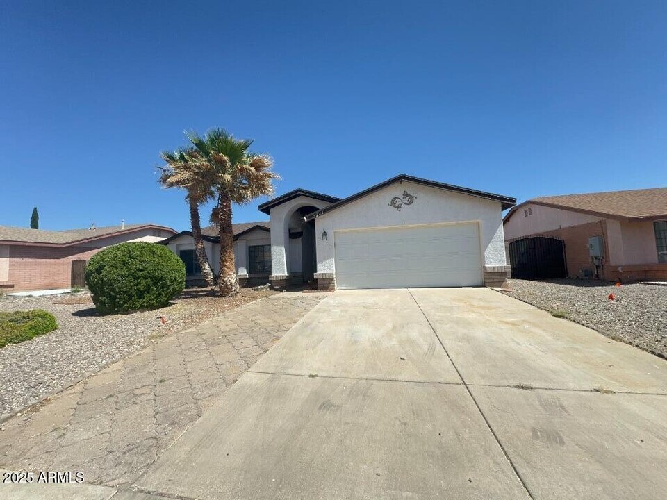3289 Black Hawk Dr in Sierra Vista, AZ - Building Photo