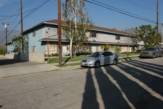 8231 Wyngate St in Sunland, CA - Foto de edificio - Building Photo