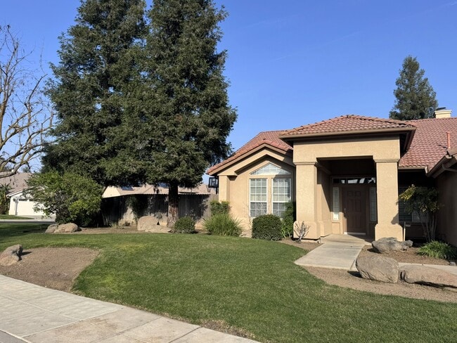 553 W Fallbrook Ave in Clovis, CA - Building Photo - Building Photo