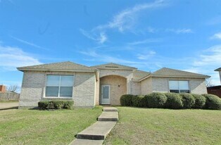 300 Rosewood Ln in Cedar Hill, TX - Building Photo
