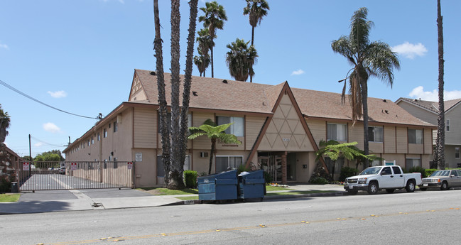 Randie Villa Apartments in Bellflower, CA - Foto de edificio - Building Photo